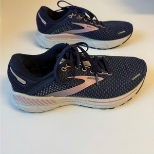 Brooks Women’s Running Sneaker. Size 8. Great Condition.